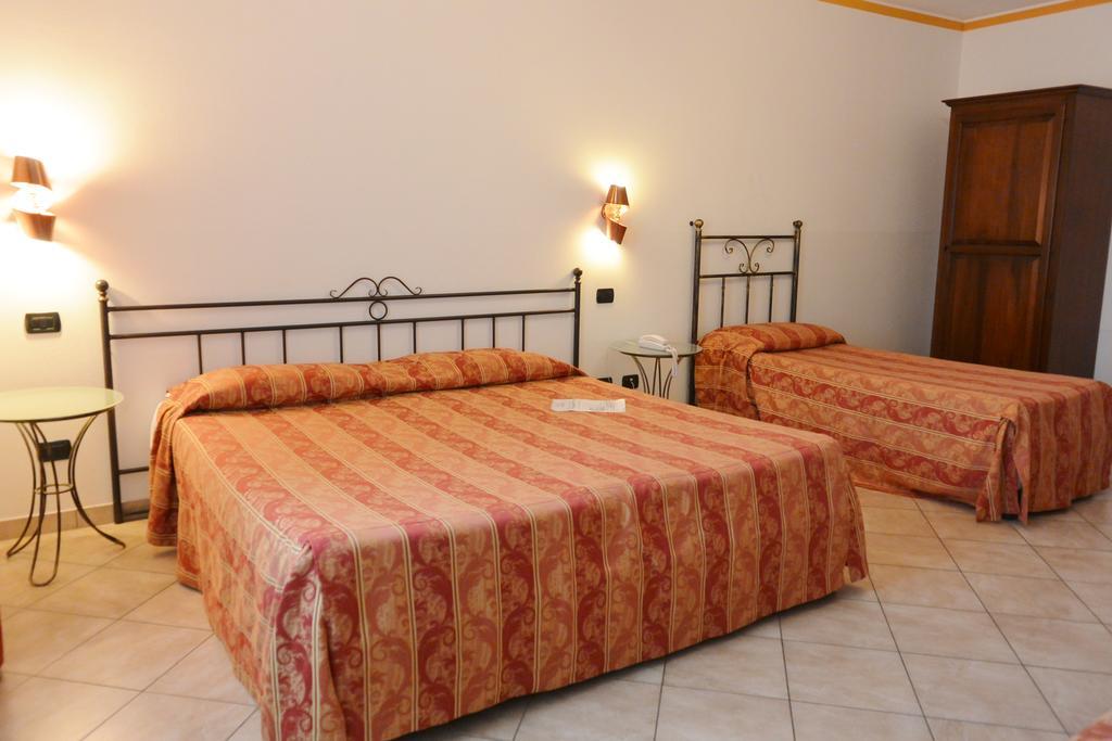 צ'רטוזה די פאביה Hotel Ristorante Italia מראה חיצוני תמונה